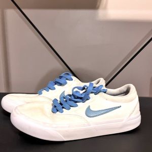 NIKE SB Check canvas blue and white sneakers.